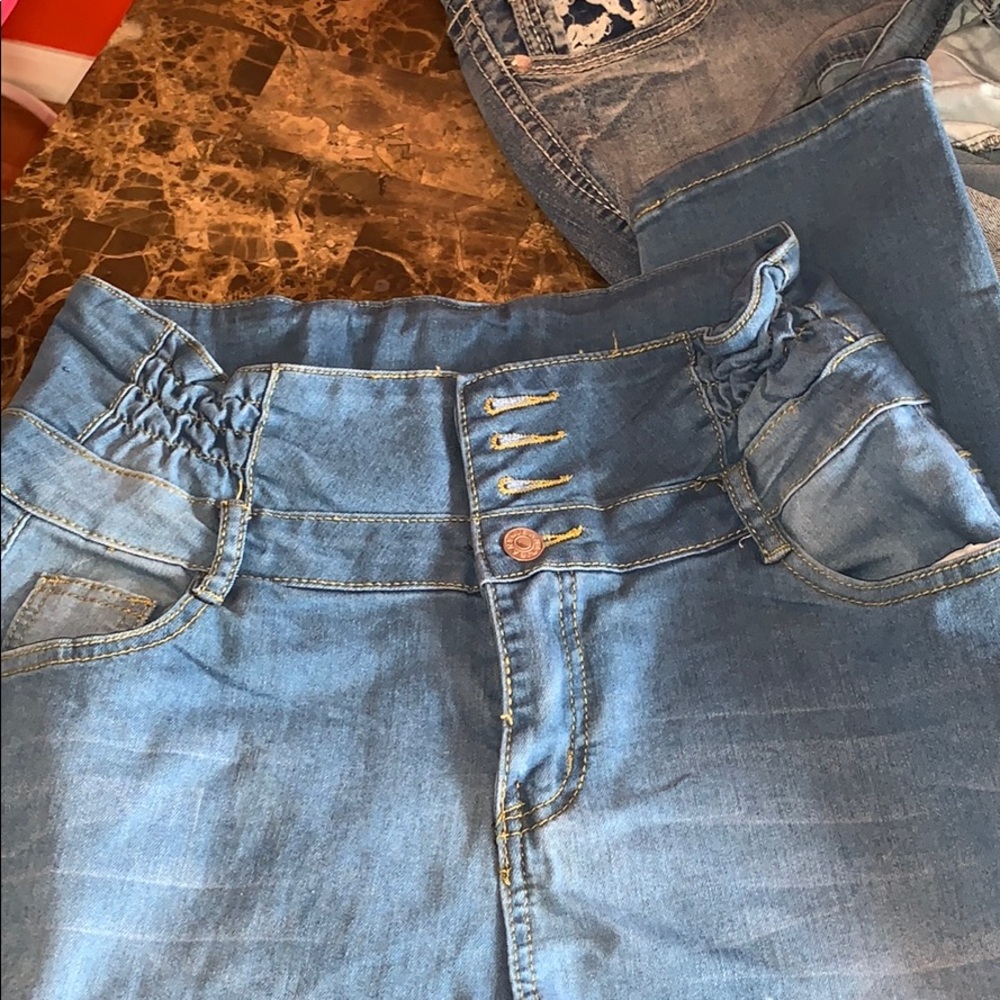 Blue skinny jeans.